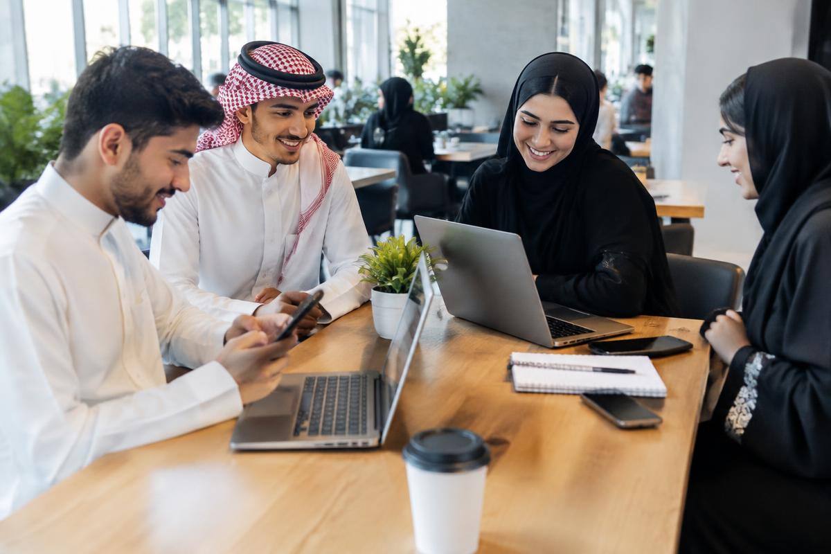 طلاب يذاكرون معًا